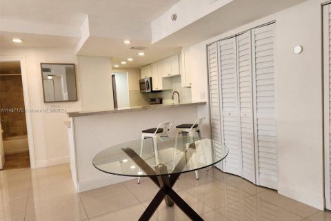 Condo in Coral Gables, Florida, 2 bedrooms  № 1705461 - photo 9