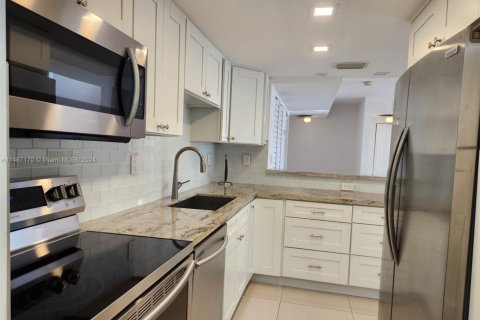Condo in Coral Gables, Florida, 2 bedrooms  № 1705461 - photo 10
