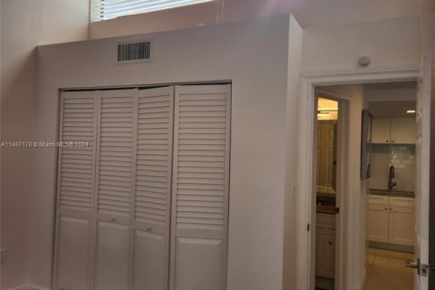 Condo in Coral Gables, Florida, 2 bedrooms  № 1705461 - photo 24