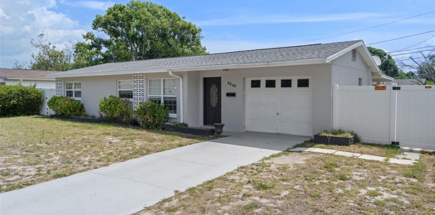 Villa ou maison à Saint Petersburg, Floride 3 chambres, 123 m2 № 2151828