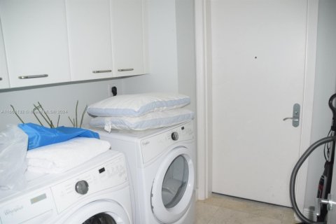 Condo in Sunny Isles Beach, Florida, 4 bedrooms  № 1710834 - photo 17