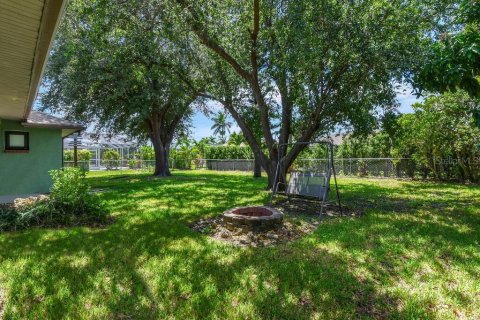 House in Cape Coral, Florida 3 bedrooms, 148.55 sq.m. № 1870907 - photo 25