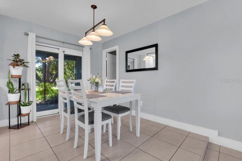 House in Cape Coral, Florida 3 bedrooms, 148.55 sq.m. № 1870907 - photo 6