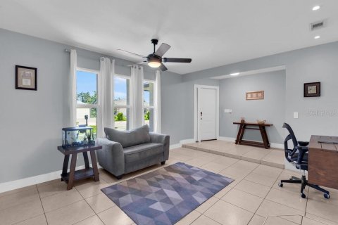 House in Cape Coral, Florida 3 bedrooms, 148.55 sq.m. № 1870907 - photo 4