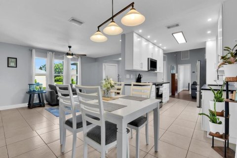 House in Cape Coral, Florida 3 bedrooms, 148.55 sq.m. № 1870907 - photo 9