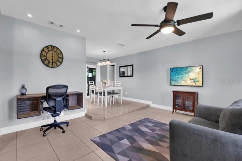 House in Cape Coral, Florida 3 bedrooms, 148.55 sq.m. № 1870907 - photo 5