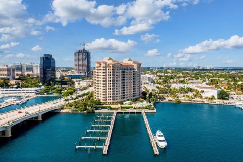 Condominio en venta en West Palm Beach, Florida, 4 dormitorios, 495.63 m2 № 701913 - foto 1
