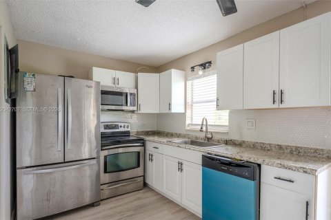 Condo in North Lauderdale, Florida, 2 bedrooms  № 2185155 - photo 5