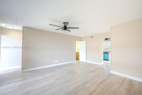 Condo in North Lauderdale, Florida, 2 bedrooms  № 2185155 - photo 2