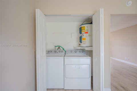 Condo in North Lauderdale, Florida, 2 bedrooms  № 2185155 - photo 4