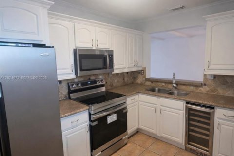 Copropriété à louer à Miami, Floride: 3 chambres, 104.05 m2 № 2086009 - photo 13