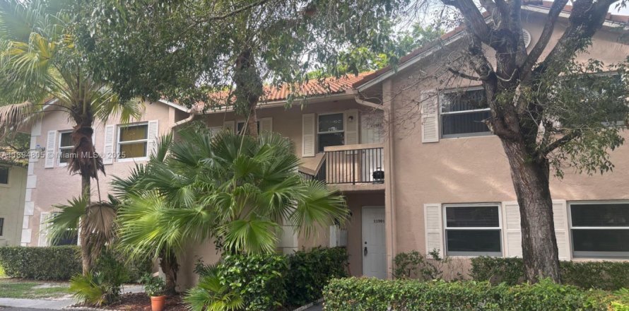 House in Coral Springs, Florida 3 bedrooms № 1949301