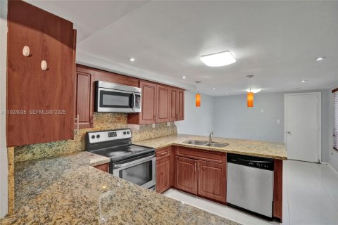 Townhouse in Miami, Florida 3 bedrooms, 196.95 sq.m. № 1983125 - photo 5
