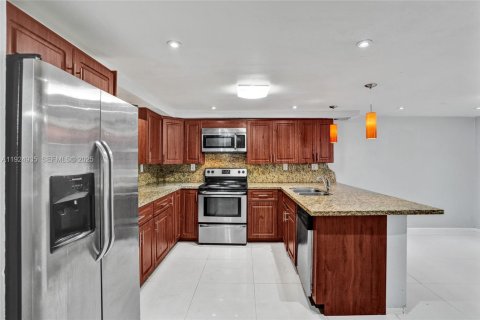 Townhouse in Miami, Florida 3 bedrooms, 196.95 sq.m. № 1983125 - photo 4