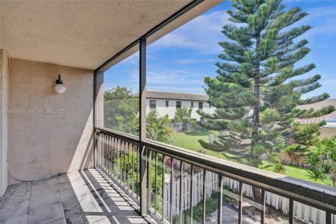 Townhouse in Miami, Florida 3 bedrooms, 196.95 sq.m. № 1983125 - photo 26