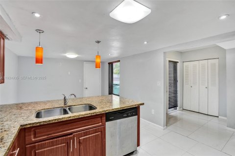 Townhouse in Miami, Florida 3 bedrooms, 196.95 sq.m. № 1983125 - photo 6