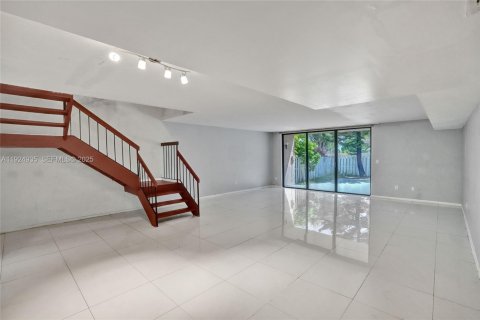 Townhouse in Miami, Florida 3 bedrooms, 196.95 sq.m. № 1983125 - photo 14