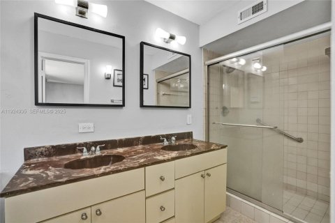 Townhouse in Miami, Florida 3 bedrooms, 196.95 sq.m. № 1983125 - photo 23