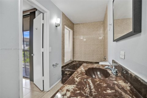 Townhouse in Miami, Florida 3 bedrooms, 196.95 sq.m. № 1983125 - photo 24