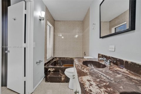 Townhouse in Miami, Florida 3 bedrooms, 196.95 sq.m. № 1983125 - photo 25