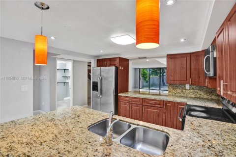 Townhouse in Miami, Florida 3 bedrooms, 196.95 sq.m. № 1983125 - photo 7