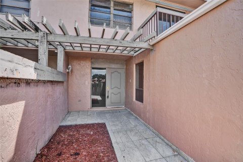 Townhouse in Miami, Florida 3 bedrooms, 196.95 sq.m. № 1983125 - photo 2