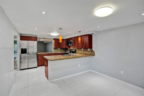 Townhouse in Miami, Florida 3 bedrooms, 196.95 sq.m. № 1983125 - photo 9