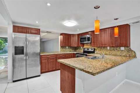 Townhouse in Miami, Florida 3 bedrooms, 196.95 sq.m. № 1983125 - photo 8