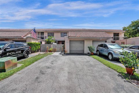 Townhouse in Miami, Florida 3 bedrooms, 196.95 sq.m. № 1983125 - photo 1