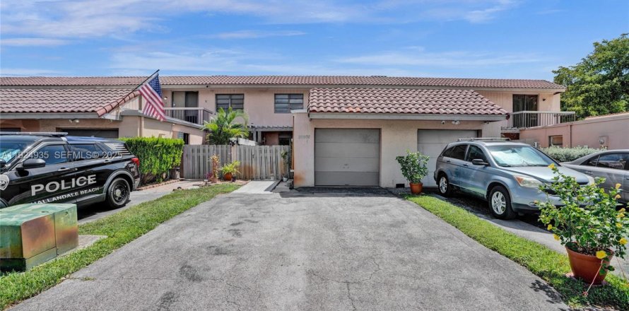 Townhouse in Miami, Florida 3 bedrooms, 196.95 sq.m. № 1983125