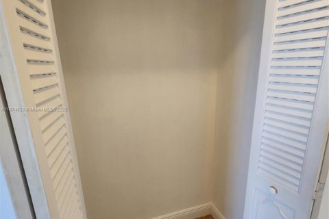 Condo in Dania Beach, Florida, 2 bedrooms  № 1925851 - photo 17