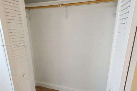 Condo in Dania Beach, Florida, 2 bedrooms  № 1925851 - photo 16