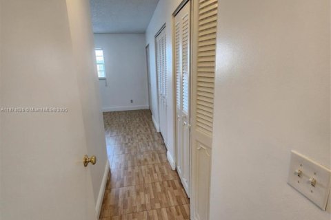 Condo in Dania Beach, Florida, 2 bedrooms  № 1925851 - photo 18