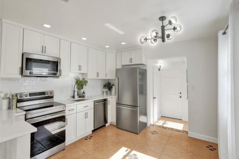 Villa ou maison à louer à Oakland Park, Floride: 2 chambres, 93.65 m2 № 2007493 - photo 7