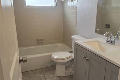 Снять в аренду виллу или дом в Энглвуд, Флорида 7 комнат, 93.83м2, № 1522823 - фото 12