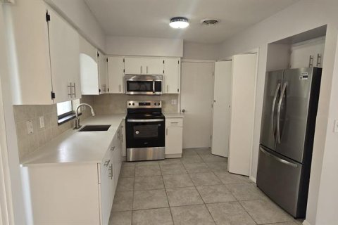 Снять в аренду виллу или дом в Энглвуд, Флорида 7 комнат, 93.83м2, № 1522823 - фото 11