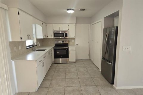 Снять в аренду виллу или дом в Энглвуд, Флорида 7 комнат, 93.83м2, № 1522823 - фото 2