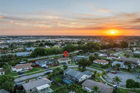 House in Boca Raton, Florida 3 bedrooms, 111.11 sq.m. № 2037718