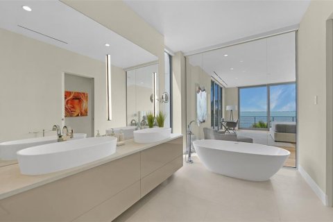 House in Sarasota, Florida 5 bedrooms, 475.38 sq.m. № 1686960 - photo 6