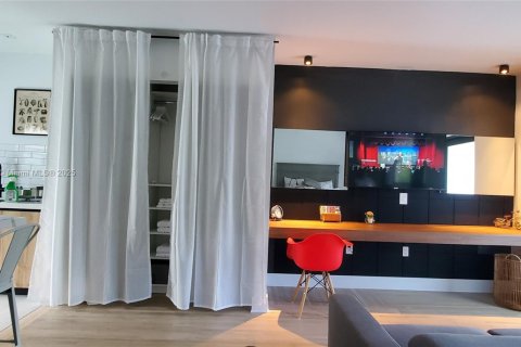 Villa ou maison à louer à Miami, Floride: 46.45 m2 № 2077175 - photo 28