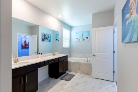 Casa en venta en Kissimmee, Florida, 5 dormitorios, 278.34 m2 № 2112368 - foto 27