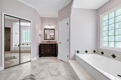 House in Belle Isle, Florida 5 bedrooms, 305.09 sq.m. № 1904799 - photo 23