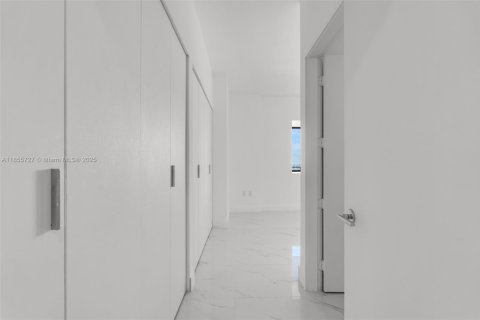 Condo in Miami, Florida, 3 bedrooms  № 1878600 - photo 28