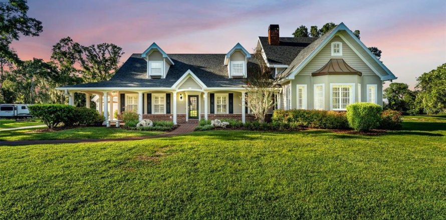 House in Lakeland, Florida 5 bedrooms, 410.63 sq.m. № 2304726