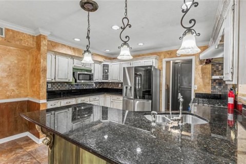 House in Lakeland, Florida 5 bedrooms, 410.63 sq.m. № 2304726 - photo 17