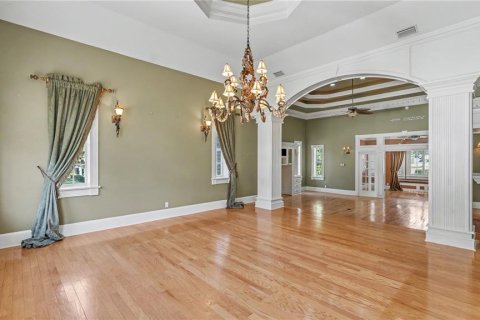 House in Lakeland, Florida 5 bedrooms, 410.63 sq.m. № 2304726 - photo 15