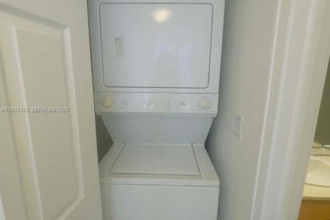 Condominio en alquiler en Miami, Florida, 2 dormitorios, 114.18 m2 № 1992129 - foto 10