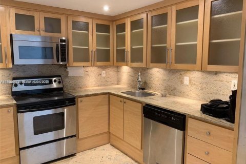Condominio en alquiler en Miami, Florida, 2 dormitorios, 114.18 m2 № 1992129 - foto 3