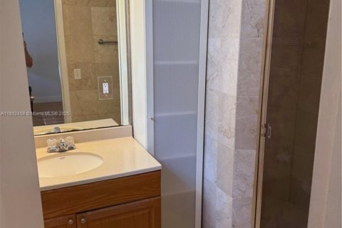 Condo in Bay Harbor Islands, Florida, 2 bedrooms  № 1978484 - photo 17