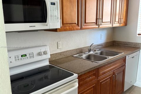 Condo in Bay Harbor Islands, Florida, 2 bedrooms  № 1978484 - photo 8